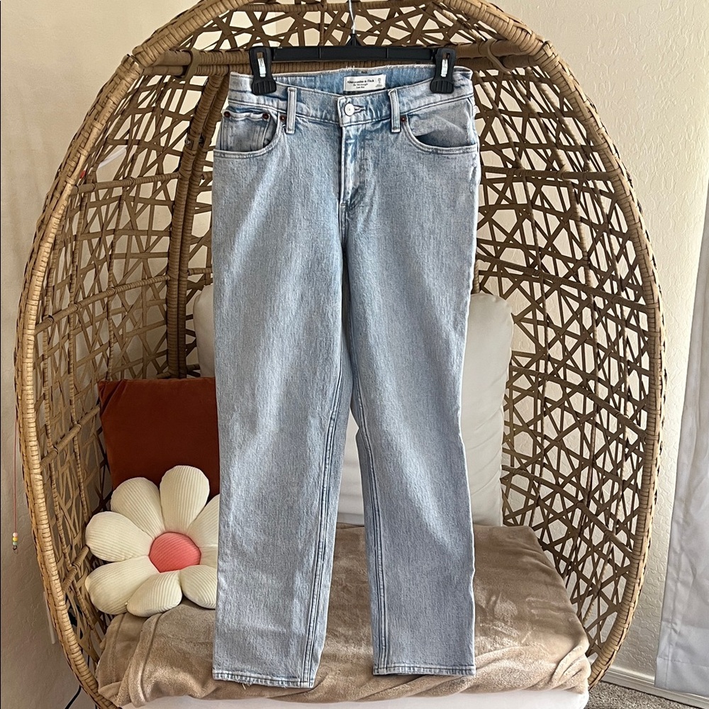 Abercrombie Light Wash Women’s Jeans 90’s straight low rise